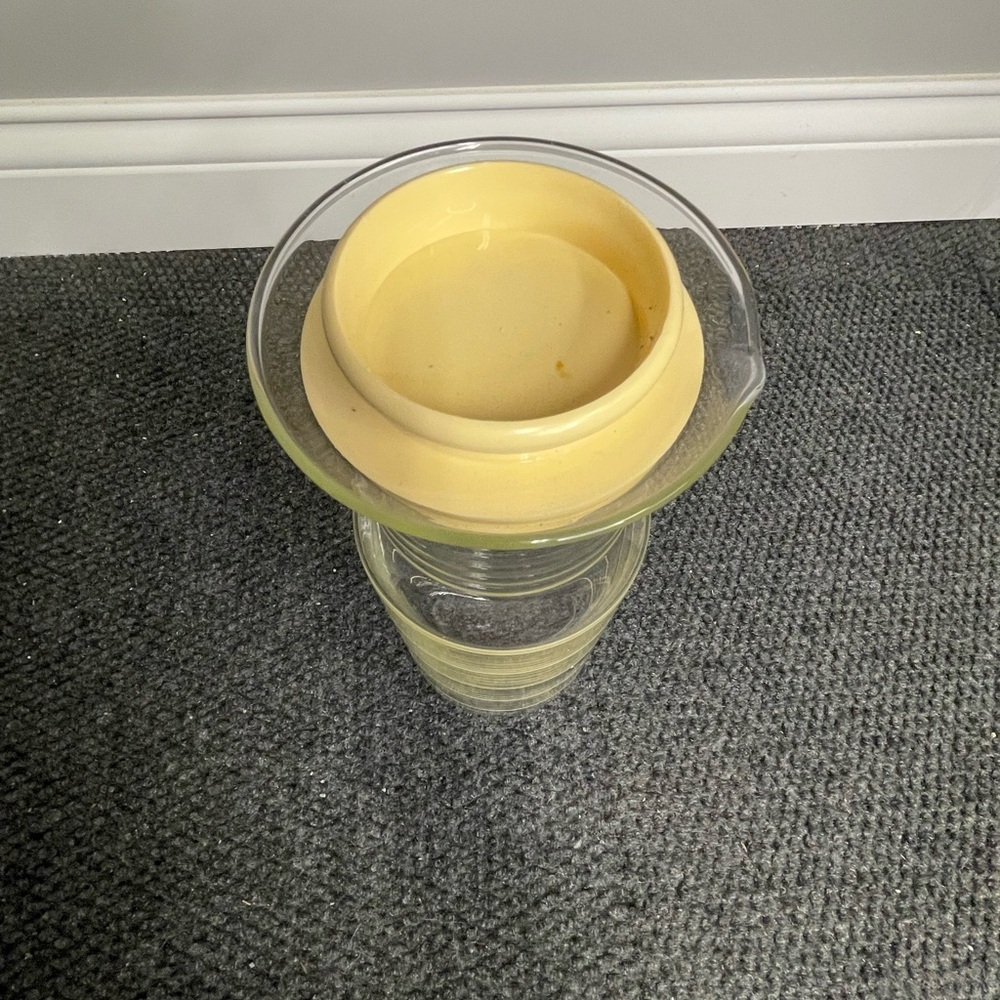 Vintage Pyrex Lemonade Juice Glass Carafe with Yellow Lid 1.5L/1 1/2 quart - Picture 2 of 4
